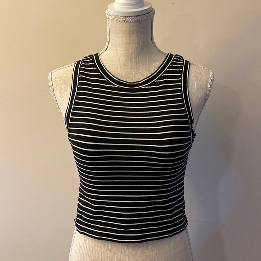 Aura women’s Crop Tank Top, black white stripes, sleeveless, comfy size M/L